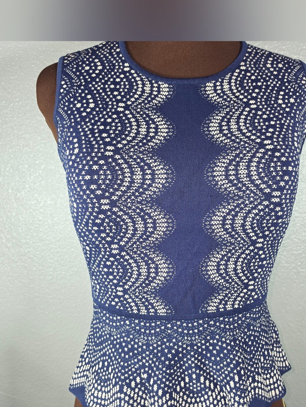 BCBGMAXAZRIA S Navy Ivory Jacquard Knit Peplum Top Sleeveless